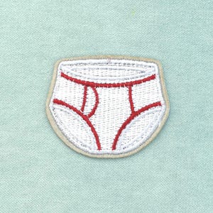Può includere: Una toppa ricamata bianca a forma di slip con dettagli di cucitura rossi lungo la vita e le aperture delle gambe. La toppa presenta un bordo beige spesso ed è realizzata con un filo bianco denso per un aspetto strutturato.