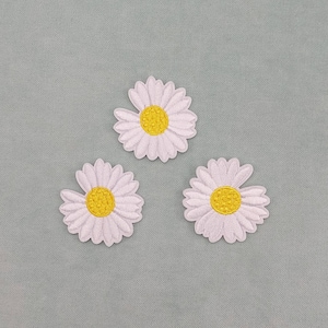 Set of 3 white daisy patches 4 cm, iron-on patch embroidered on iron or sewing, customize clothing and accessories