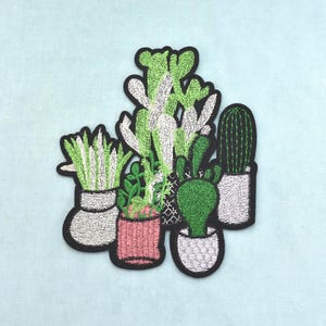 Stor lapp med suckulenta krukor, 18,5 cm x 16 cm; Broderad lapp med kaktusbukett på strykjärn