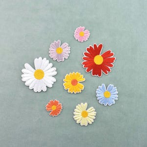Lot de 8 Patchs marguerites thermocollants brodés, couleurs aléatoires, 8 Écussons de couleurs différentes sur fer ou à coudre