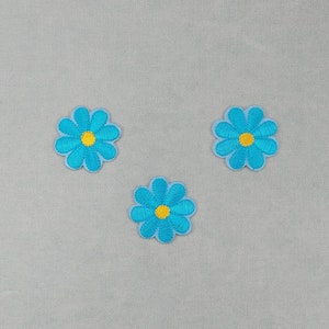 Set of 3 iron-on flowers embroidered on iron or sewn, customize clothes and accessories Bleu ciel