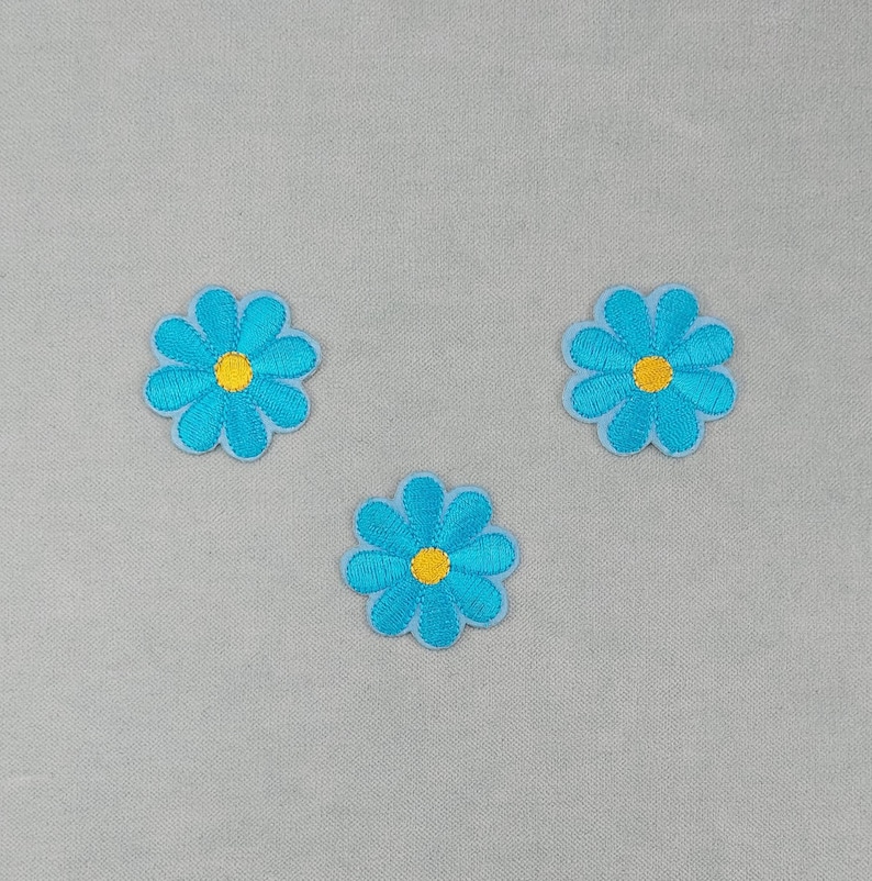 Set of 3 iron-on flowers embroidered on iron or sewn, customize clothes and accessories Bleu ciel