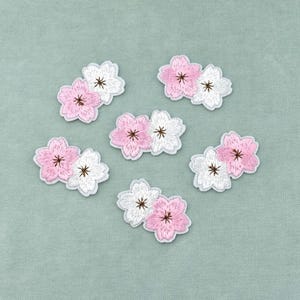 Set di 6 toppe termoadesive ricamate a forma di fiore di ciliegio, per personalizzare abiti e accessori.