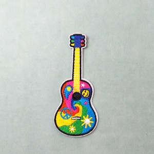 Geborduurde strijkpatch met vrede en liefde op gitaar, personaliseer kleding en accessoires
