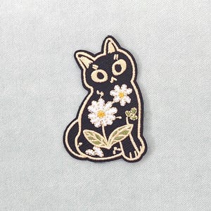 Geborduurd kattenpatch met madeliefjespatroon, strijkpatch.