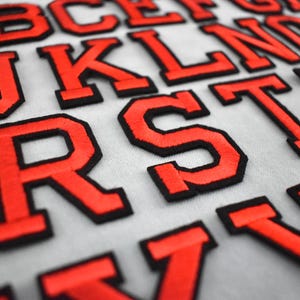 赤いアイロン接着アルファベット文字パッチ、刺繍パッチ、カスタマイズ、パーソナライズ