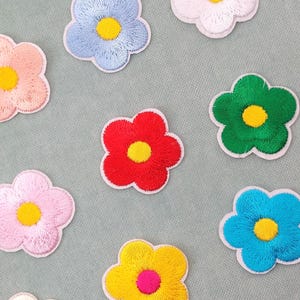 Lot 10 patchs fleurs thermocollantes multicolores (3 cm), Écussons marguerites brodés sur fer