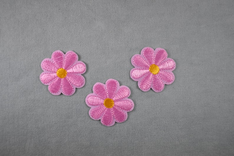 Set of 3 iron-on flowers embroidered on iron or sewn, customize clothes and accessories Roses claires
