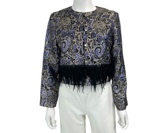 Pode incluir: Uma jaqueta preta e dourada cortada com um padrão paisley azul e guarnição de penas pretas.