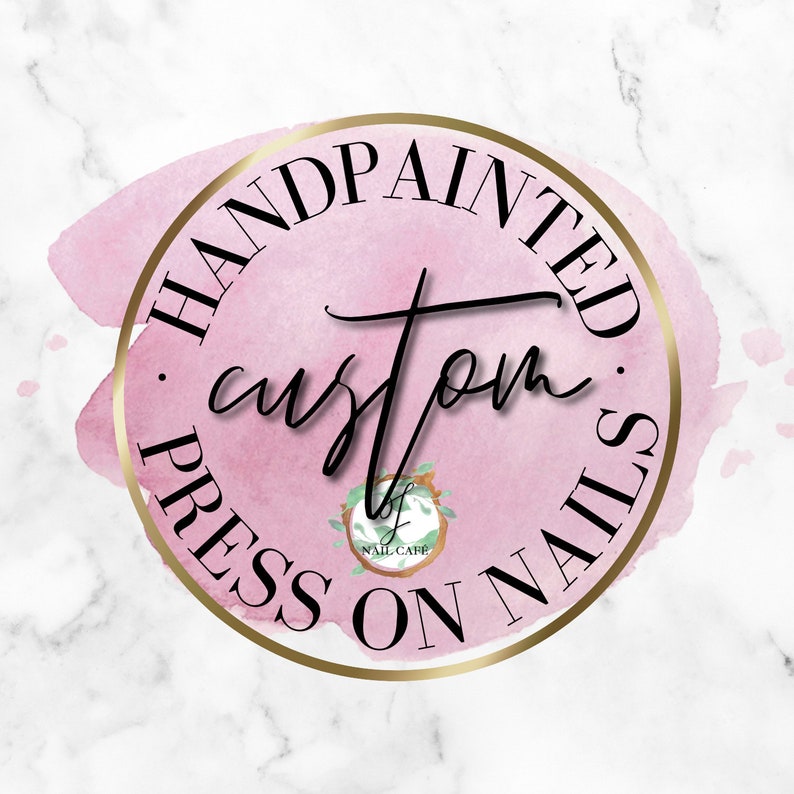 Puede incluir: Un c&iacute;rculo dorado con el texto "Handpainted Custom Press On Nails" sobre un fondo de acuarela rosa.