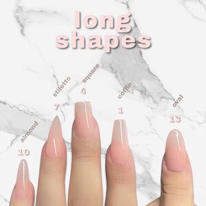 Peut inclure: Une comparaison de diff&eacute;rentes formes de ongles longs, notamment en amande, en stiletto, en carr&eacute;, en cercueil et en ovale. Chaque ongle est peint avec un effet ombr&eacute; rose clair.