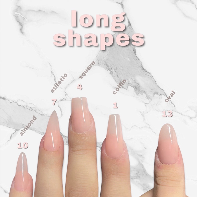 Peut inclure: Une comparaison de diff&eacute;rentes formes de ongles longs, notamment en amande, en stiletto, en carr&eacute;, en cercueil et en ovale. Chaque ongle est peint avec un effet ombr&eacute; rose clair.