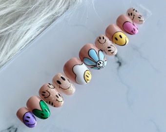 PARKER / Uñas Smiley Press-on pintadas a mano / Prensa reutilizable de calidad de salón en las uñas - Gel constructor - Gel X - Diseños de uñas de verano y primavera