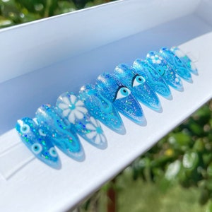 STACY | Holografische transparante blauwe Kidcore-nagels | Druk op nagels | Korte amandelnagels | Herbruikbare luxe pers op nagels | Lente nagels