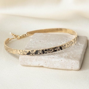 Plumeria Blumen Armband, Hawaii Tropisches Blumen Armband Armreif, Dickes Armband, Handgestempelter Schmuck, 14K Gold Filled, Sterling Silber
