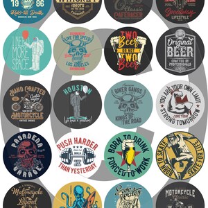 Op de afbeelding: Een verzameling van 16 ronde, kleurrijke grafische ontwerpen met verschillende thema's, waaronder motorfietsen, schedels, bier en fitness. Elk ontwerp heeft een unieke grafiek en tekst, zoals "Ride till Death", "Live for Speed", "Two Beer or Not Two Beer", "Push Harder Than Yesterday" en "Save Water Drink Beer".