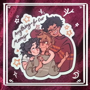 Könnte beinhalten: Ein Aufkleber mit drei Cartoon-Figuren, die sich umarmen. Der Aufkleber trägt den Text "Anything for Our Moony" in einer verspielten Schriftart, umgeben von Sternen und dekorativen Elementen. Die Figuren sind in Braun-, Rot- und Beigetönen gehalten.
