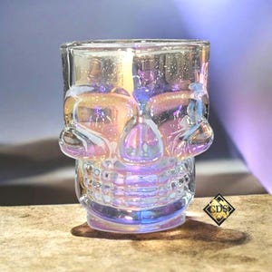 Vaso de chupito personalizado con calavera de ópalo perlado radiante, personalizado con iniciales o nombre, calavera de la perdición con figura de unicornio colorida, vidrio gótico rosa