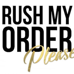 Op de afbeelding: Zwarte en witte tekst die "Rush My Order Please" zegt met het woord "Please" in gouden cursieve letters.