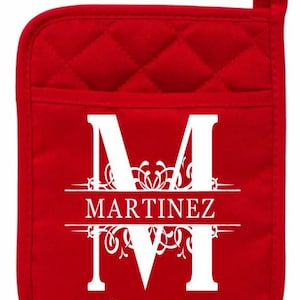 Puede incluir: Manopla de horno acolchada roja con una inicial "M" blanca monogramada y el texto "Martinez Est. 2002".