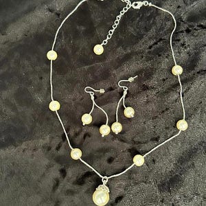 Conjunto vintage de colar e brincos de pérolas artificiais em tom prateado
