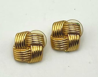 Vintage geweven goudkleurige steekoorbellen | Vierkante statement-sieraden met textuur uit de jaren 80