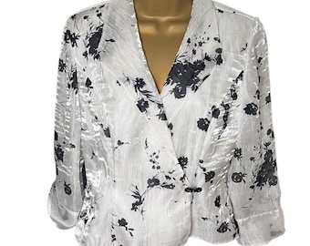 Blazer vintage Alex Evenings con estampado floral arrugado y cierre de joya, blanco y negro, talla S