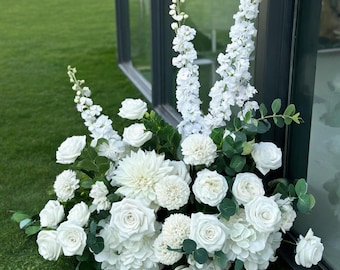 Composizione floreale da pavimento con rose bianche di Delphinium, fiori per altare, decorazione floreale per la navata nuziale.