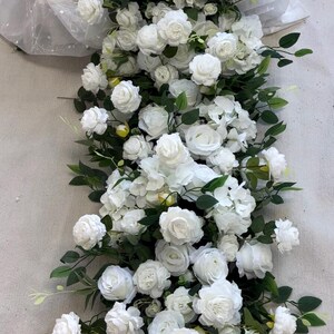 Camino de mesa de eucalipto con rosas, arreglos florales para bodas, centro de mesa blanco para bodas, camino de mesa de flores para bodas