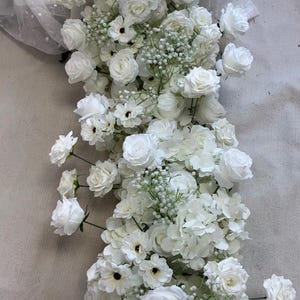 Decoración de guirnalda floral blanca, arreglos florales de mesa, centro de mesa de boda, camino de flores, camino de flores de mesa de boda, personalizado