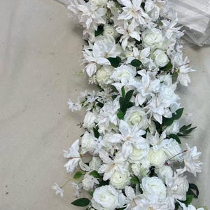 Weiße Blumengirlande, weiße Rosenblumen-Blumenarrangements, weiße Hochzeitstischdekoration, weißer Blumenläufer, Hochzeitstisch-Blumenläufer