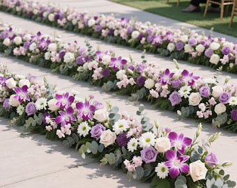 Könnte beinhalten: Reihen von Blumenarrangements mit lila Orchideen, weißen Gänseblümchen und hellrosa Rosen. Die Blumen sind in einer Reihe angeordnet und bilden einen dekorativen Weg. Grünes Laub ergänzt die florale Präsentation.