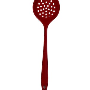 Puede incluir: Cuchara ranurada de silicona roja con un mango largo. La cuchara tiene una cabeza redonda con pequeños agujeros.