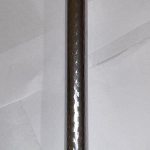 Op de afbeelding: Een rol zilverfolie met een textuur in een ruitvorm.