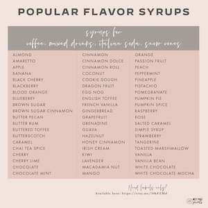 K&ouml;nnte beinhalten: Eine rosa-wei&szlig;e druckbare Tabelle mit einer Liste beliebter Geschmacksrichtungen f&uuml;r Kaffee, Mixgetr&auml;nke, italienische Limonade und Schneekonusse. Die Tabelle enth&auml;lt Geschmacksrichtungen wie Mandel, Amaretto, Apfel, Banane, Schwarzkirsche, Brombeere, Blutorange, Blaubeere, brauner Zucker, Zimt mit braunem Zucker, Butterpecan, Butterrum, Butterkaramell, Butterscotch, Karamell, Chai-Gew&uuml;rz, Kirsche, Kirsch-Limette, Schokolade, Schokoladenminze, Zimt, Zimt Dolce, Zimtrolle, Kokosnuss, Keksteig, Drachenfrucht, Eierlik&ouml;r, englischer Toffee, Vanille aus Frankreich, Lebkuchen, Grapefruit, Grenadine, Guave, Haselnuss, Honig-Zimt, Irische Sahne, Kiwi, Lavendel, Macadamia-Nuss, Mango, Orange, Passionsfrucht, Pfirsich, Pfefferminze, Ananas, Pistazie, Granatapfel, K&uuml;rbiskuchen, K&uuml;rbisgew&uuml;rz, Himbeere, Rose, Salzkamell, einfacher Sirup, Erdbeere, Mandarine, ger&ouml;stete Marshmallows, Vanille, Vanillebohne, wei&szlig;e Schokolade und wei&szlig;e Schokoladen-Mocha. Die Tabelle enth&auml;lt auch den Text "Nur Etiketten ben&ouml;tigt? Hier erh&auml;ltlich: https://etsy.me/34kFZMd"