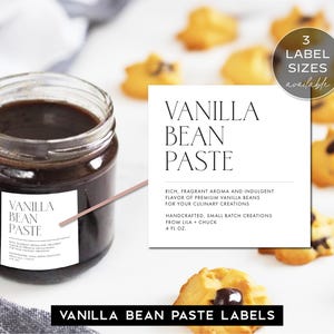 Op de afbeelding: Een wit label met zwarte tekst dat "Vanillebonenpasta" zegt en het product beschrijft als rijk, aromatisch en heerlijk. Het label bevindt zich naast een pot met donkerbruine vanillebonenpasta. De tekst "3 etiketformaten beschikbaar" staat in de rechterbovenhoek van de afbeelding.