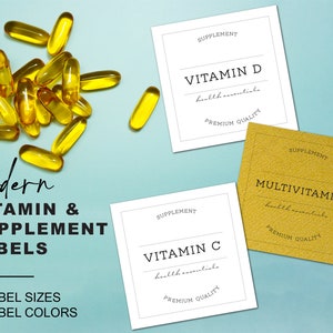 Puede incluir: Dos etiquetas de suplementos vitamínicos de diferentes tamaños. Las etiquetas son blancas y amarillas con texto negro. El texto en las etiquetas dice "Suplemento", "Vitamina D", "Esenciales para la salud", "Calidad superior", "Vitamina C", "Multivitamina" y "Next Page Prints".