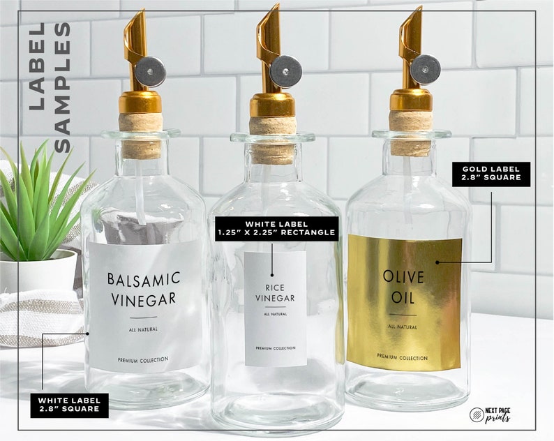Puede incluir: Tres botellas de vidrio transparente con boquillas doradas y tapones de corcho. Cada botella tiene una etiqueta: Vinagre Bals&aacute;mico, Vinagre de Arroz y Aceite de Oliva. Las etiquetas son blancas o doradas con texto negro.