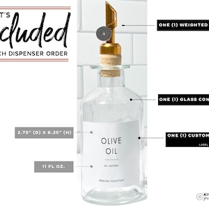 Puede incluir: Dispensador de aceite de oliva de vidrio transparente con boquilla dorada y tap&oacute;n de corcho. La etiqueta dice "OLIVE OIL" y "ALL NATURAL". El dispensador mide 7 cm (D) x 21 cm (H) y contiene 325 ml. La imagen tambi&eacute;n incluye el texto "WHAT'S included in each dispenser order".