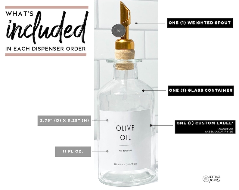 Puede incluir: Dispensador de aceite de oliva de vidrio transparente con boquilla dorada y tap&oacute;n de corcho. La etiqueta dice "OLIVE OIL" y "ALL NATURAL". El dispensador mide 7 cm (D) x 21 cm (H) y contiene 325 ml. La imagen tambi&eacute;n incluye el texto "WHAT'S included in each dispenser order".