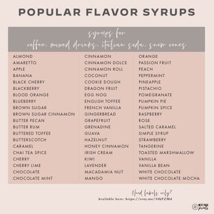 Puede incluir: Un gr&aacute;fico imprimible rosa y blanco que enumera los siropes de sabor populares para caf&eacute;, bebidas mixtas, soda italiana y conos de nieve. El gr&aacute;fico incluye sabores como almendra, amaretto, manzana, pl&aacute;tano, cereza negra, mora, naranja sanguina, ar&aacute;ndano, az&uacute;car moreno, canela de az&uacute;car moreno, nuez de pec&aacute;n con mantequilla, ron con mantequilla, caramelo con mantequilla, caramelo, caramelo, especias de t&eacute; chai, cereza, lima cereza, chocolate, menta con chocolate, canela, canela dolce, rollo de canela, coco, masa para galletas, fruta de drag&oacute;n, licor de huevo, toffee ingl&eacute;s, vainilla francesa, pan de jengibre, pomelo, granadina, guayaba, avellana, canela con miel, crema irlandesa, kiwi, lavanda, nuez de macadamia, mango, naranja, maracuy&aacute;, melocot&oacute;n, menta, pi&ntilde;a, pistacho, granada, pastel de calabaza, especias de calabaza, frambuesa, rosa, caramelo salado, jarabe simple, fresa, mandarina, malvavisco tostado, vainilla, haba de vainilla, chocolate blanco y chocolate blanco moka. El gr&aacute;fico tambi&eacute;n incluye el texto "&iquest;Necesitas solo etiquetas? Disponible aqu&iacute;: https://etsy.me/34kFZMd"