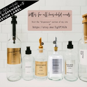 Puede incluir: Seis botellas de vidrio con diferentes tapas de bomba y etiquetas. Las etiquetas son blancas con texto negro e incluyen los nombres "macadamia nut", "mouthwash", "aceite de aguacate", "vainilla", "vinagre de arroz", y "chocolate blanco". Las botellas est&aacute;n sobre una superficie de azulejos blancos. El texto "botellas para todas las necesidades del hogar" est&aacute; en la esquina superior derecha de la imagen. El texto "Visita la secci&oacute;n "dispensers" de mi sitio o https://etsy.me/3glP3Gh" est&aacute; debajo del texto "botellas para todas las necesidades del hogar".