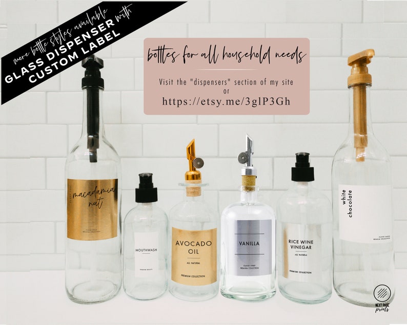 Puede incluir: Seis botellas de vidrio con diferentes tapas de bomba y etiquetas. Las etiquetas son blancas con texto negro e incluyen los nombres "macadamia nut", "mouthwash", "aceite de aguacate", "vainilla", "vinagre de arroz", y "chocolate blanco". Las botellas est&aacute;n sobre una superficie de azulejos blancos. El texto "botellas para todas las necesidades del hogar" est&aacute; en la esquina superior derecha de la imagen. El texto "Visita la secci&oacute;n "dispensers" de mi sitio o https://etsy.me/3glP3Gh" est&aacute; debajo del texto "botellas para todas las necesidades del hogar".