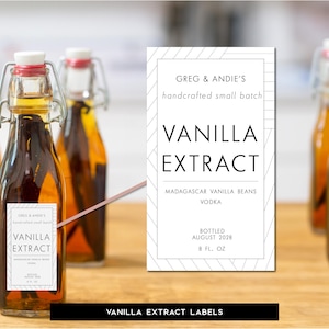 Puede incluir: Un juego de botellas de 237 ml de extracto de vainilla, etiquetadas con "Greg & Andie's handcrafted small batch vanilla extract, Madagascar vanilla beans, vodka, bottled August 2028".