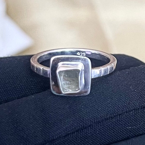 Bague en pierre précieuse brute de zech, moldavite, bague en argent sterling 925, bague à porter au quotidien, cadeau pour elle, bague d'anniversaire pour femme, bague artisanale