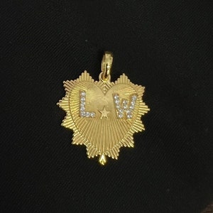 Pingente personalizado de letras CZ em prata esterlina 925 com pingente de coração Sunbrust, pingente de coração canelado personalizado com palhetas douradas e estrela central