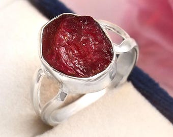 Handgemaakte ruwe robijnring: sierlijke sterlingzilveren bohoring