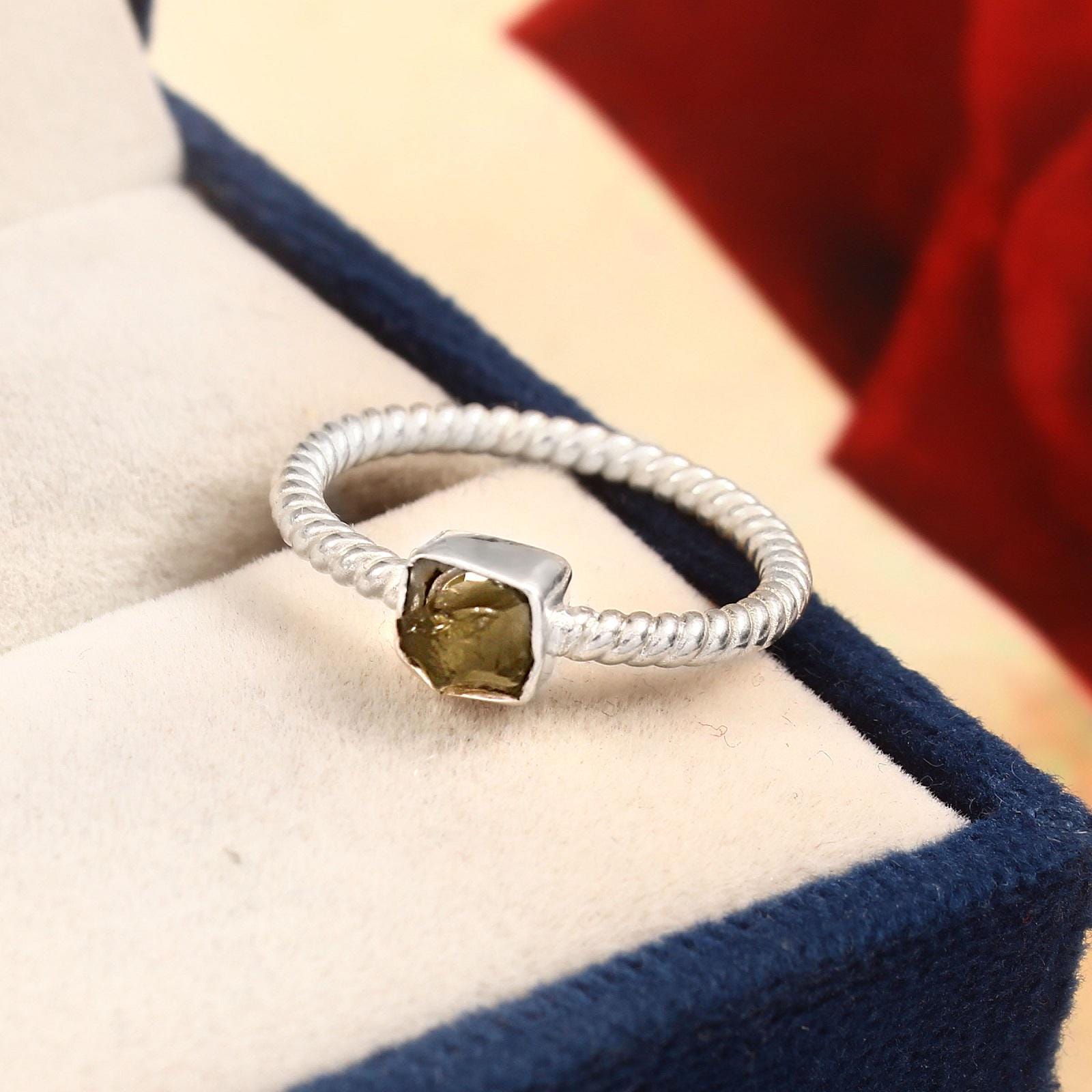 モルダバイト原石リング：スターリングシルバーベゼル、バリバンド