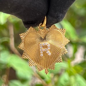 Pingente de coração Sunburst, pingente de coração com letras em pavê de zircônia cúbica de prata esterlina, pingente de coração canelado grande, pingente personalizado de coração, presentes