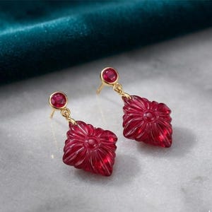 Handsnidade örhängen med rubinglas och kvartsblomma, förgyllda hängande örhängen i sterlingsilver, örhängen med blommig ädelsten, juli födelsesten